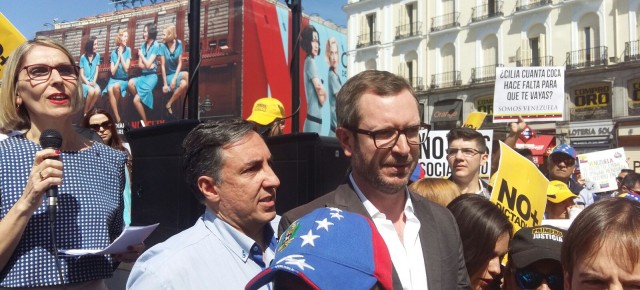 Javier Maroto y Jose Ramón García-Hernández en la Manifestación en apoyo al pueblo Venezolano