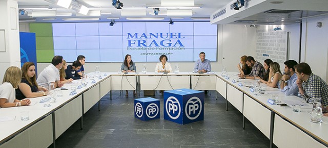 Andrea Levy y Dolors Montserrat mantienen una reunión de trabajo con los alumnos de la Escuela Manuel Fraga