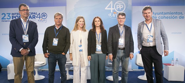 Andrea Levy modera la mesa 