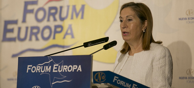 Ana Pastor presenta a Isabel García Tejerina en un desayuno informativo de Fórum Europa