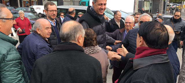 Javier Maroto y Xavier García Albiol visitan el mercado de ‘Los Pajaritos’ en L’Hospitalet