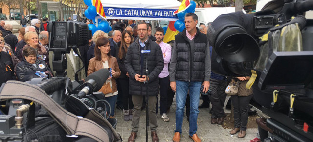 Javier Maroto y Xavier García Albiol visitan el mercado de ‘Los Pajaritos’ en L’Hospitalet