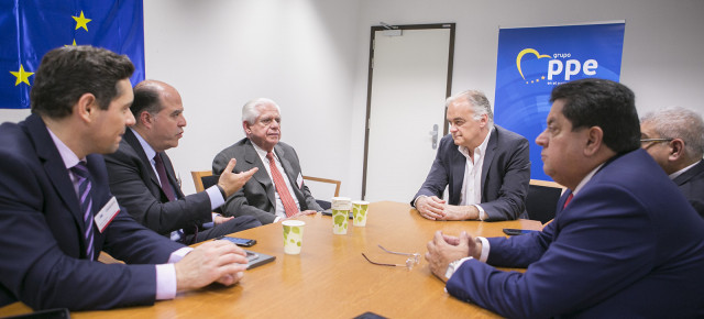 Esteban González Pons se reúne en Bruselas con líderes de la oposición venezolana
