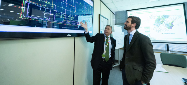 Pablo Casado visita las instalaciones de Iberdrola en Larraskitu