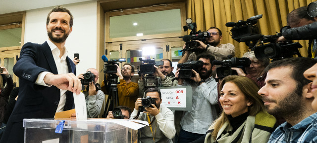 Pablo Casado ejerce su derecho a voto en las elecciones del 10 de noviembre.