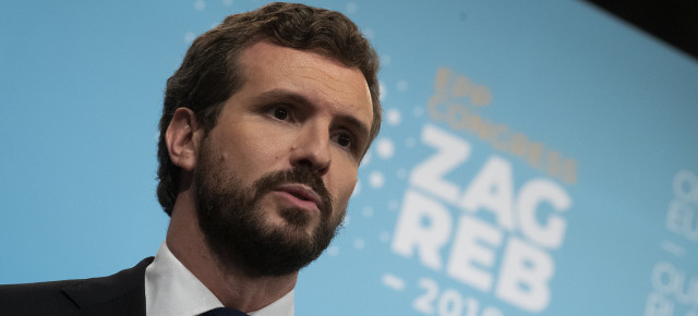 Pablo Casado atiende a los medios a su llegada al Congreso del EPP