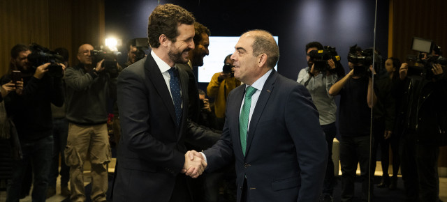 Pablo Casado y el presidente de ATA, Lorenzo Amor