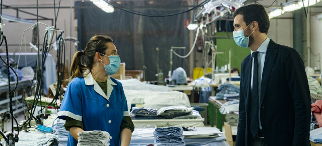 Pablo Casado visita una fábrica textil en Villaconejos