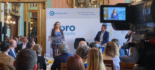 Cuca Gamarra participa en el Foro del Club Información en Alicante