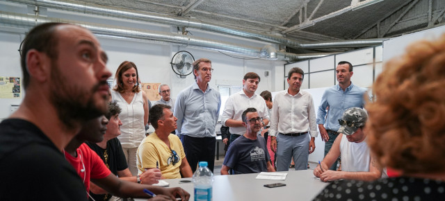 Alberto Núñez Feijóo visita el centro de Cáritas Mambre en Valencia.