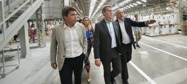 Alberto Núñez Feijóo y Carlos Mazón en las instalaciones de TAU Cerámica del grupo Pamesa