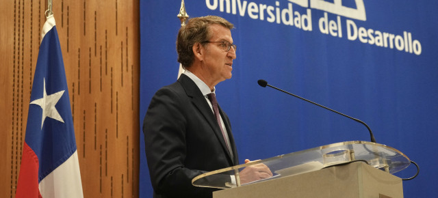 Alberto Núñez Feijóo durante una conferencia en la Universidad del Desarrollo de Santiago de Chile
