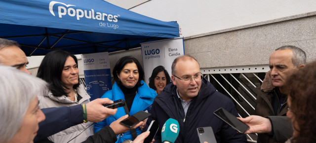 Miguel Tellado compareciendo ante los medios en Lugo. 