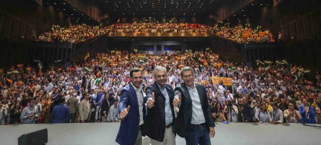 Alberto Núñez Feijóo en un acto en Sevilla, junto a Juanma Moreno y José Luis Sanz