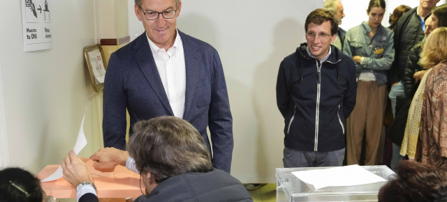 Alberto Núñez Feijóo ejerciendo su derecho al voto en Madrid 