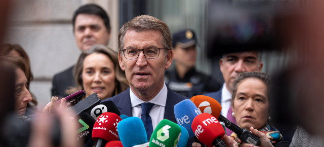 Alberto Núñez Feijóo atiende a los medios antes de la jura de la Constitución por parte de la Princesa de Asturias 