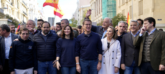 Alberto Núñez Feijóo, junto a otros dirigentes del PP, en la manifestación de la sociedad civil contra la amnistía