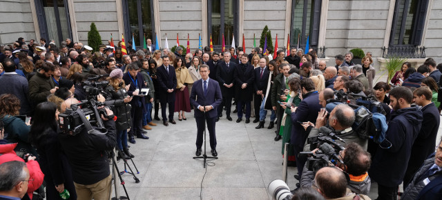 Alberto Núñez Feijóo atiende a los medios de comunicación en el día de la Constitución 