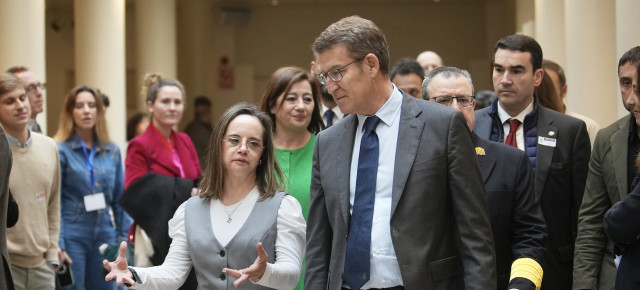 Alberto Núñez Feijóo y Mar Galcerán en el pleno del Congreso celebrada en el Senado