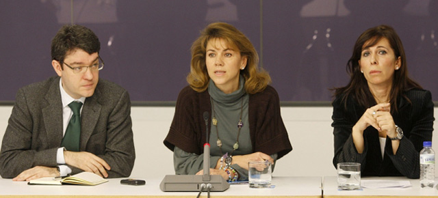 Reunión informativa de Maria Dolores de Cospedal con Álvaro Nadal y Alicia Sanchez Camacho con periodistas