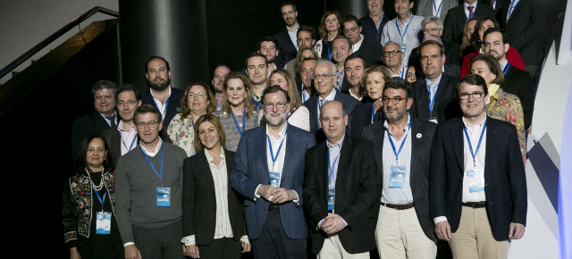 El Presidente Mariano Rajoy junto a la Secretaria General, Mª Dolores de Cospedal y el Secretario Ejecutivo del PP en el Exterior Ramón Moreno