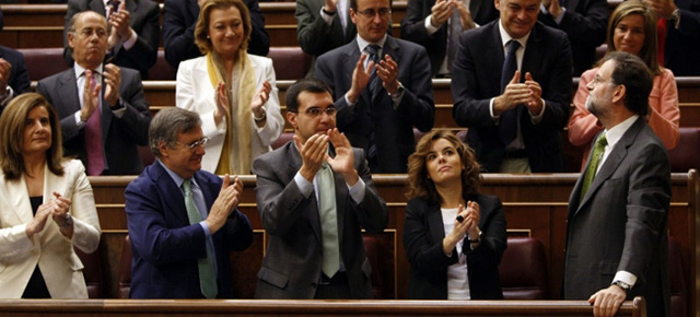 Mariano Rajoy recibe el apoyo del Grupo Popular tras su intervención