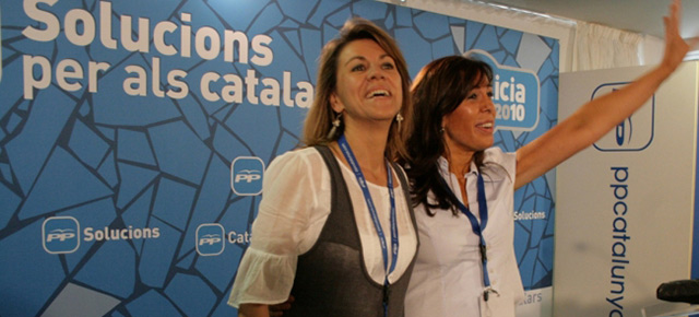 María Dolores de Cospedal con la presidenta del PP de Cataluña, Alicia Sánchez-Camacho
