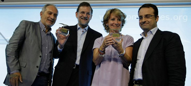 Mariano Rajoy junto con Esperanza Aguirre durante el acto