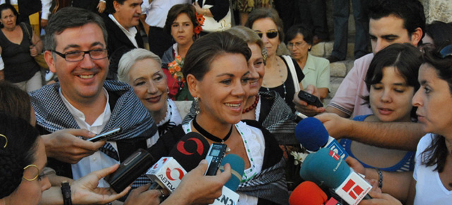 María Dolores de Cospedal atiende a los medios durante la ofrenda floral
