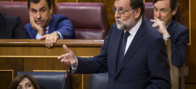 El presidente del Gobierno, Mariano Rajoy, responde a las preguntas de los grupos en la sesión de control