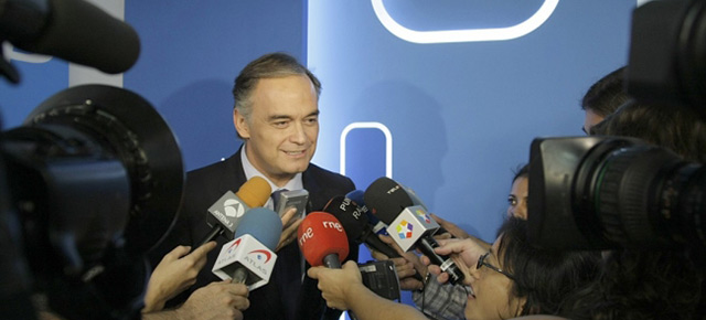 Esteban González Pons atiende a los medios de comunicación
