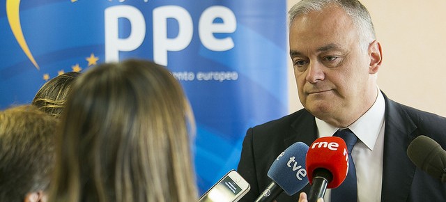 El vicepresidente primero del Grupo del PP Europeo hace unas declaraciones ante los medios