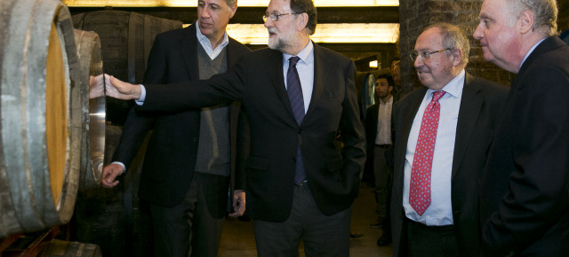 El presidente del Gobierno, Mariano Rajoy y el candidato del PP a la Generalitat, Xavier García Albiol, visitan las bodegas 
