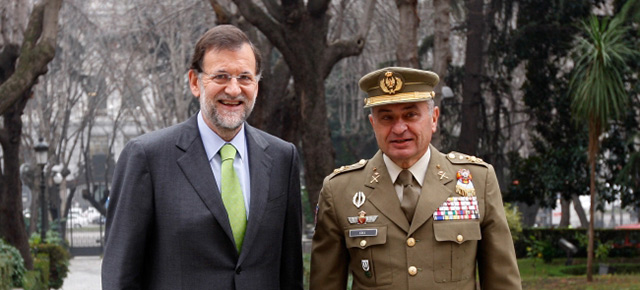 El presidente del Partido Popular, Mariano Rajoy con el Jefe del Estado Mayor del Ejército de Tierra, el General Fulgencio Coll Bucher