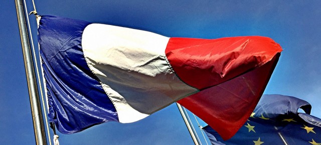 las banderas de Francia y la Unión Europea a media asta
