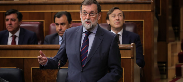 El presidente del Gobierno, Mariano Rajoy, responde a las preguntas de la oposición en la sesión de control al Gobierno