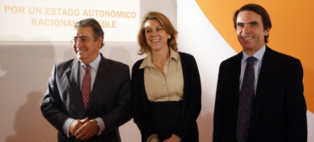María Dolores de Cospedal junto a José Ignacio Zoido y José María Aznar en un acto de FAES