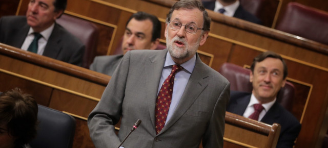 El presidente del Gobierno, Mariano Rajoy, responde a las preguntas de los grupos en la sesión de control