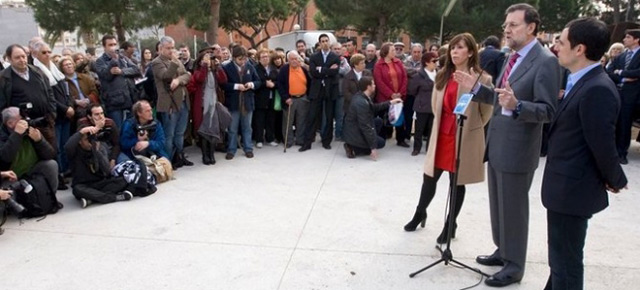 El presidente del partido popular, Mariano Rajoy, durante un paseo por Castelldefels.