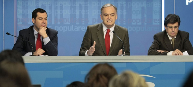 Esteban González Pons con Juan Manuel Moreno y Juan José Matarí durante la rueda de prensa