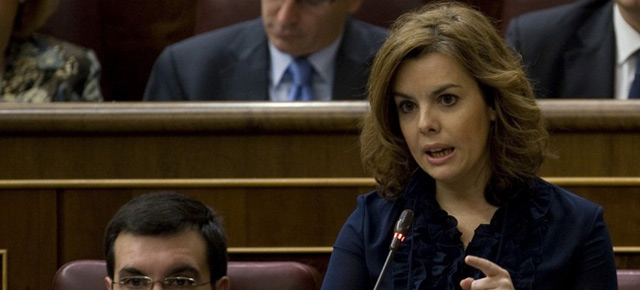 La portavoz del Grupo Popular en el Congreso, Soraya Sáenz de Santamaría, durante su intervención en la sesión de control