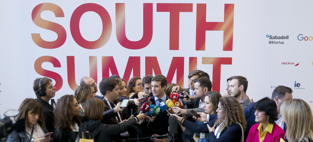 El presidente del Partido Popular, Pablo Casado, hace declaraciones a los medios