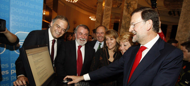 Mariano Rajoy, María Dolores de Cospedal, Esteban González Pons, Jaime Mayor Oreja, Esperanza Aguirre y Pío García Escudero durante la presentación de la nueva página web del PP