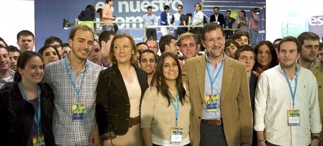 El presidente del PP, Mariano Rajoy, y Luisa Fernanda Rudi acompañan a la presidenta de NNGG, Beatriz Jurado