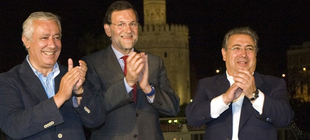 Mariano Rajoy con Javier Arenas y Juan Ignacio Zoido en el acto de pegadas de carteles en Sevilla