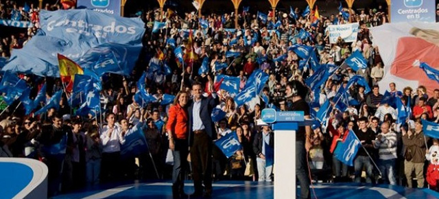 Maria Dolores de Cospedal y Mariano Rajoy durante el mitin en Toledo