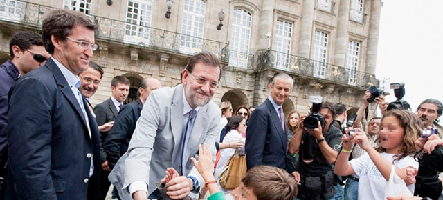 El presidente del PP, Mariano Rajoy en la plaza del Obradoiro con el presidente de la Xunta, Alberto Núñez Feijóo