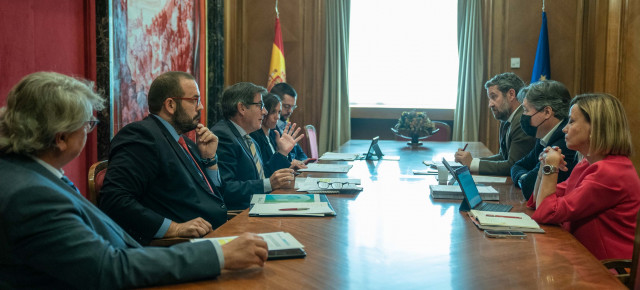 Jaime de Olano, Luis Santamaría y Ana Zurita durante la reunión con alcaldes de la provincia de Barcelona.