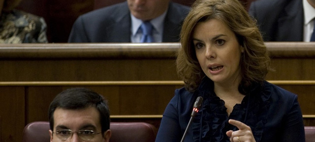 La portavoz del Grupo Popular en el Congreso, Soraya Sáenz de Santamaría, durante su intervención en la sesión de control