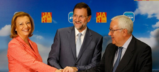 Mariano Rajoy firma el acuerdo entre PP y PAR para las elecciones generales